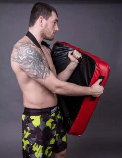 Fighter Kicking/Punching Shield - Black/red, FKPS-01 13 Fighter Kicking/Punching Shield - Black/red, FKPS-01 -Boxing Shop ef532d45c778a1a1b327b01e1c1450eb